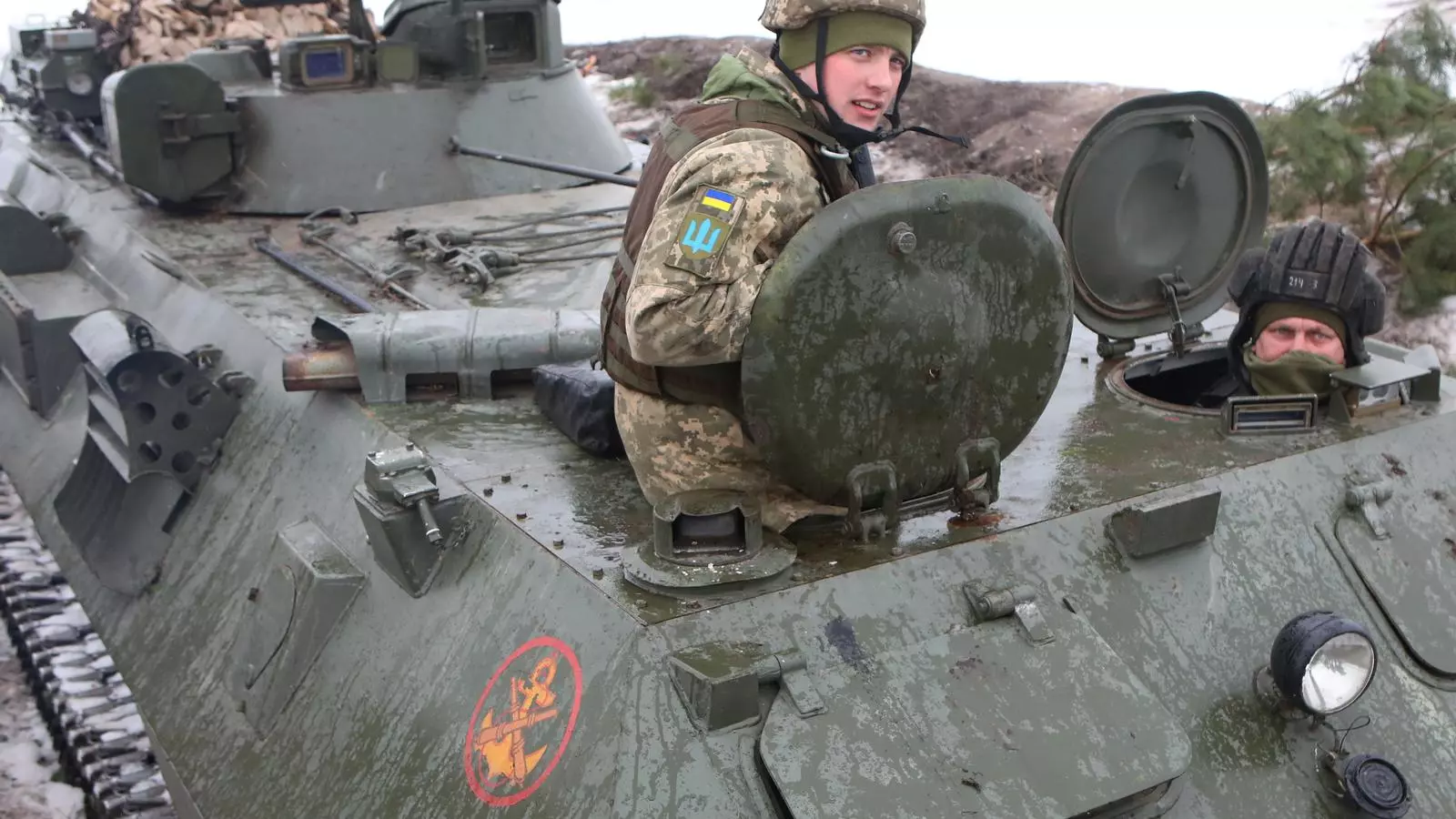 Soldados de las Fuerzas Armadas de Ucrania conducen un vehículo militar durante ejercicios a la región de Kharkiv, en Ucrania.