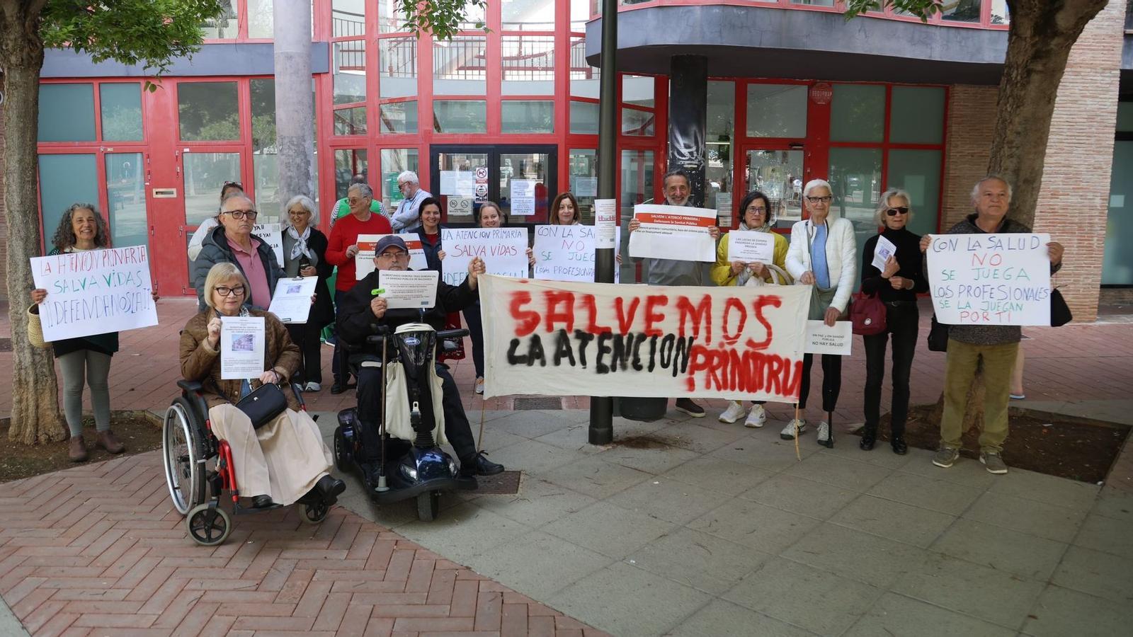 Concentració a les portes del Centre de Salut de Santa Catalina, en defensa de l'Atenció Primària.