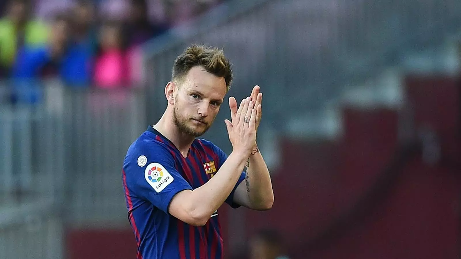 Ivan Rakitic agraïnt l'ovació de l'afició quan estava sent substituït per Carles Aleñà en la victòria del Barça per 2-0 contra el Getafe