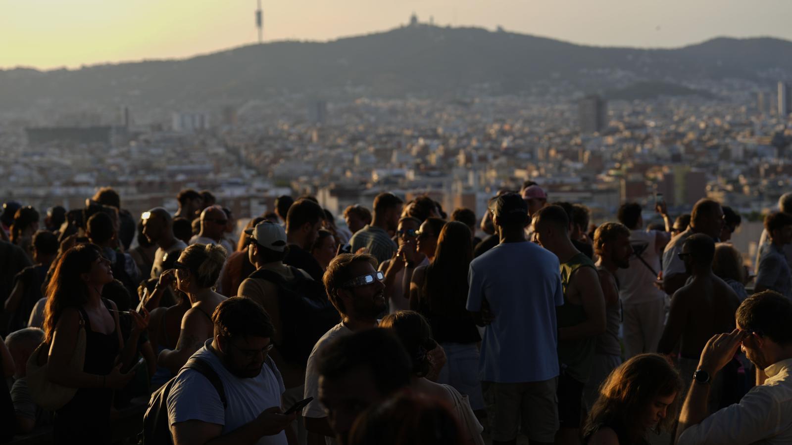 People watching the eclipse from Montjuïc Castle