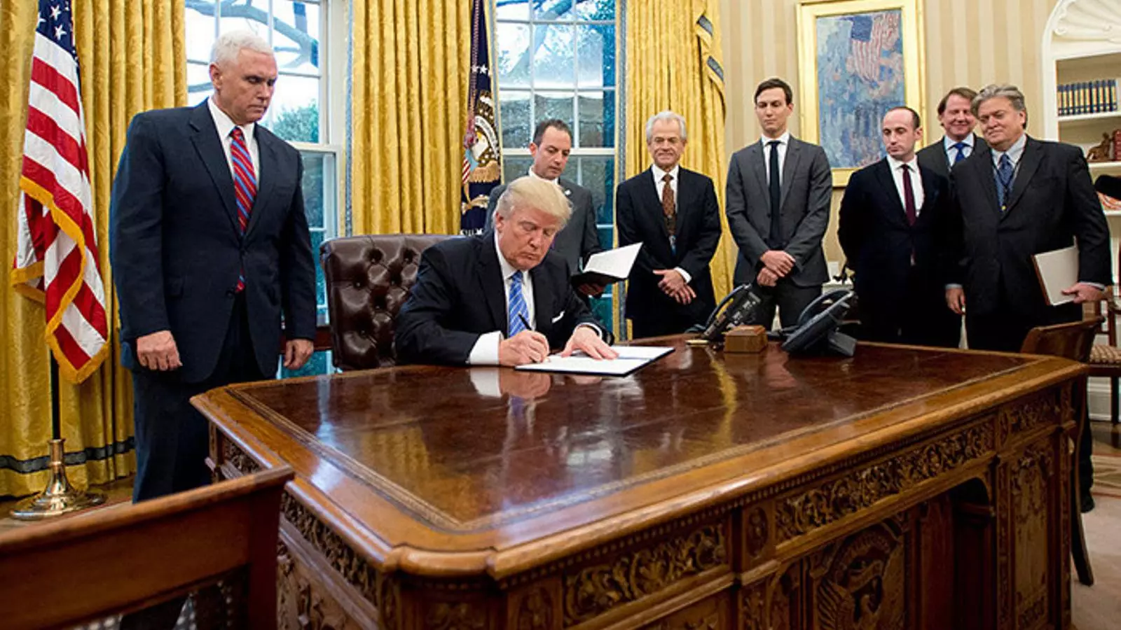 Trump firma el orden anti-aborto rodeado de hombres.