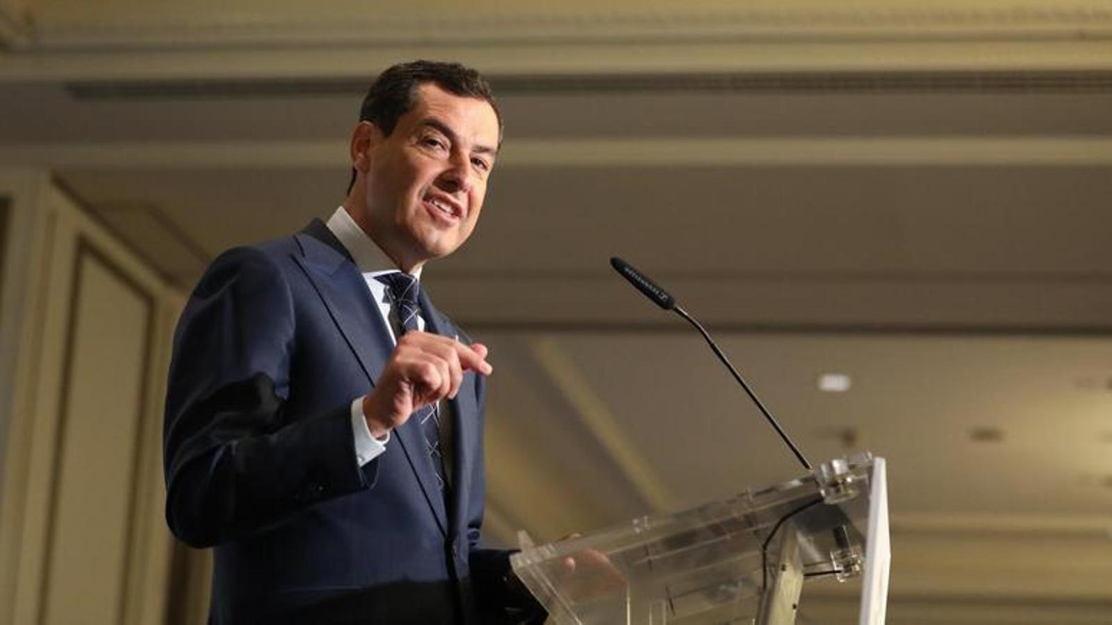 El president d'Andalusia, Juanma Moreno, anunciant una rebaixa d'impostos a un fòrum de Madrid