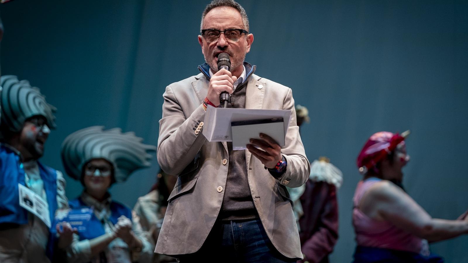 The mayor of Móstoles, Manuel Bautista, participated in a Carnival group competition on February 7th.