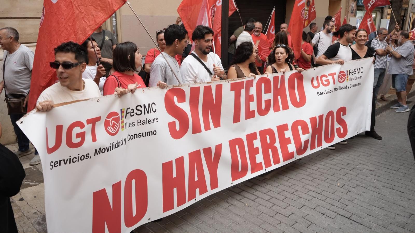 Els sindicats s'han manifestat a les portes del Parlament balear pel dret a l'habitatge.