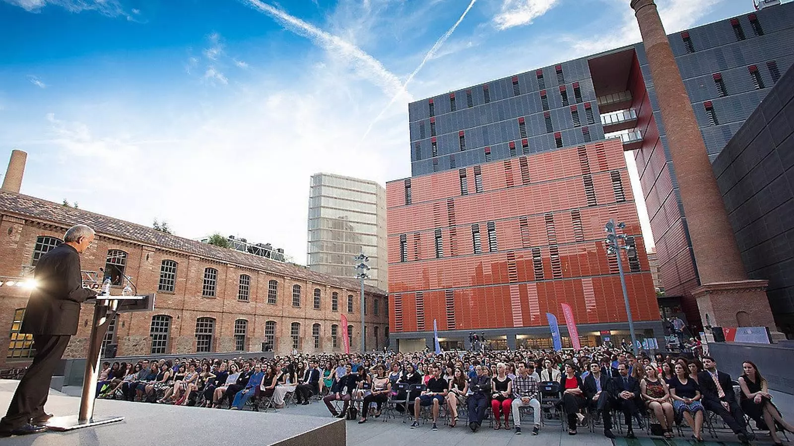 Especialització elevada a la màxima potència Transversalitat i interdisciplinarietat Els mínors de la UPF Triar un màster o postgrau Com decidir-se?