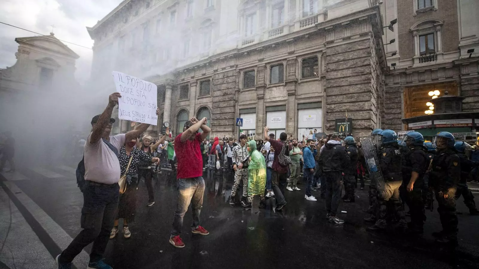Una manifestació ultra pels carrers de Roma en una imatge d'arxiu, datada durant l'epoca de restriccions pel covid-19.