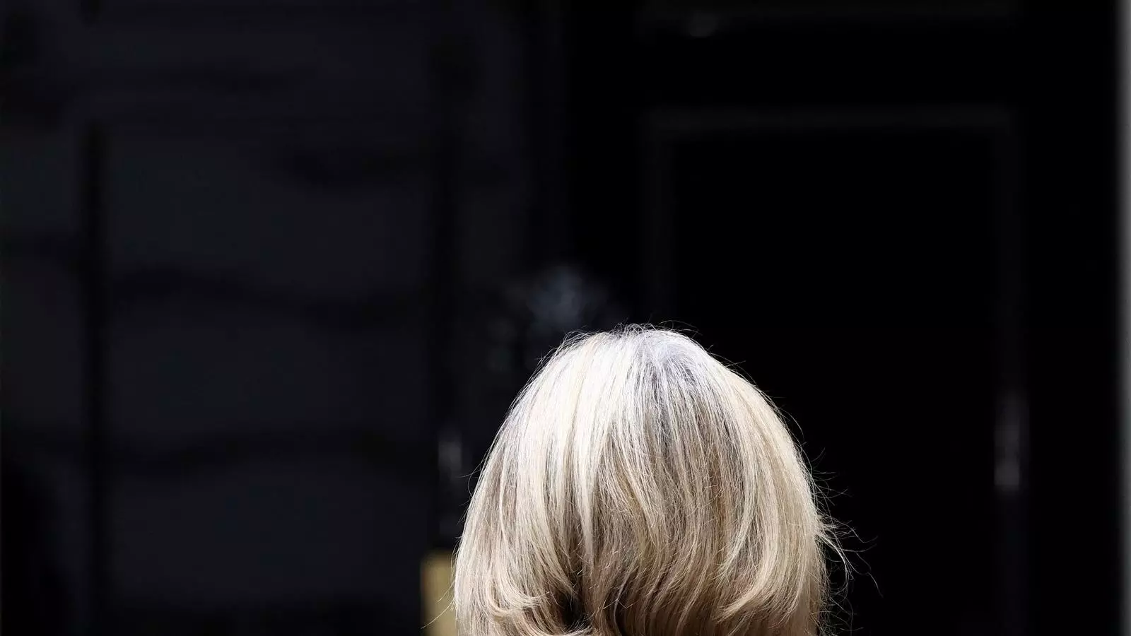La primera ministra britànica Liz Truss camina després d'anunciar la seva renúncia, a l'exterior del número 10 de Downing Street, Londres, Gran Bretanya, 20 d'octubre de 2022.