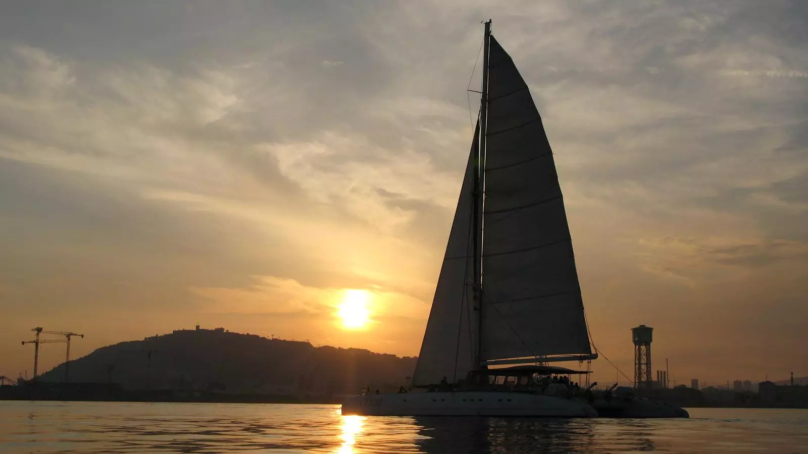 Un dels catamarans que fan 'tours' per Barcelona