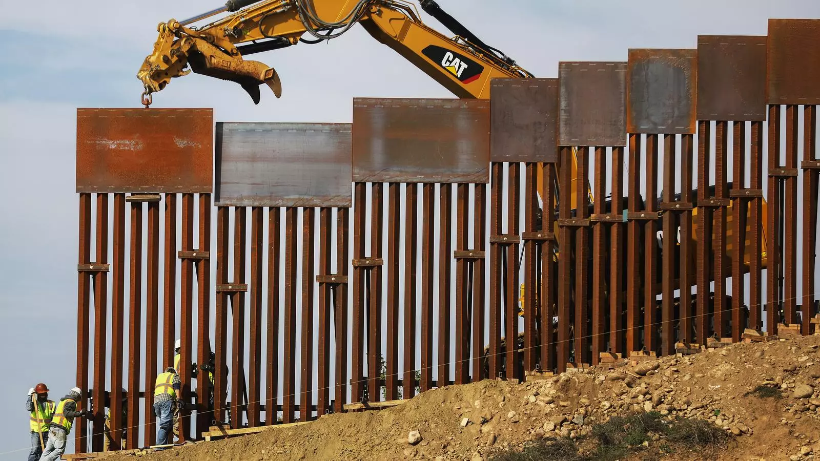 Obres per elevar el mur a la frontera enter els Estats Units i Mèxic, l'11 de gener, a Tijuana.