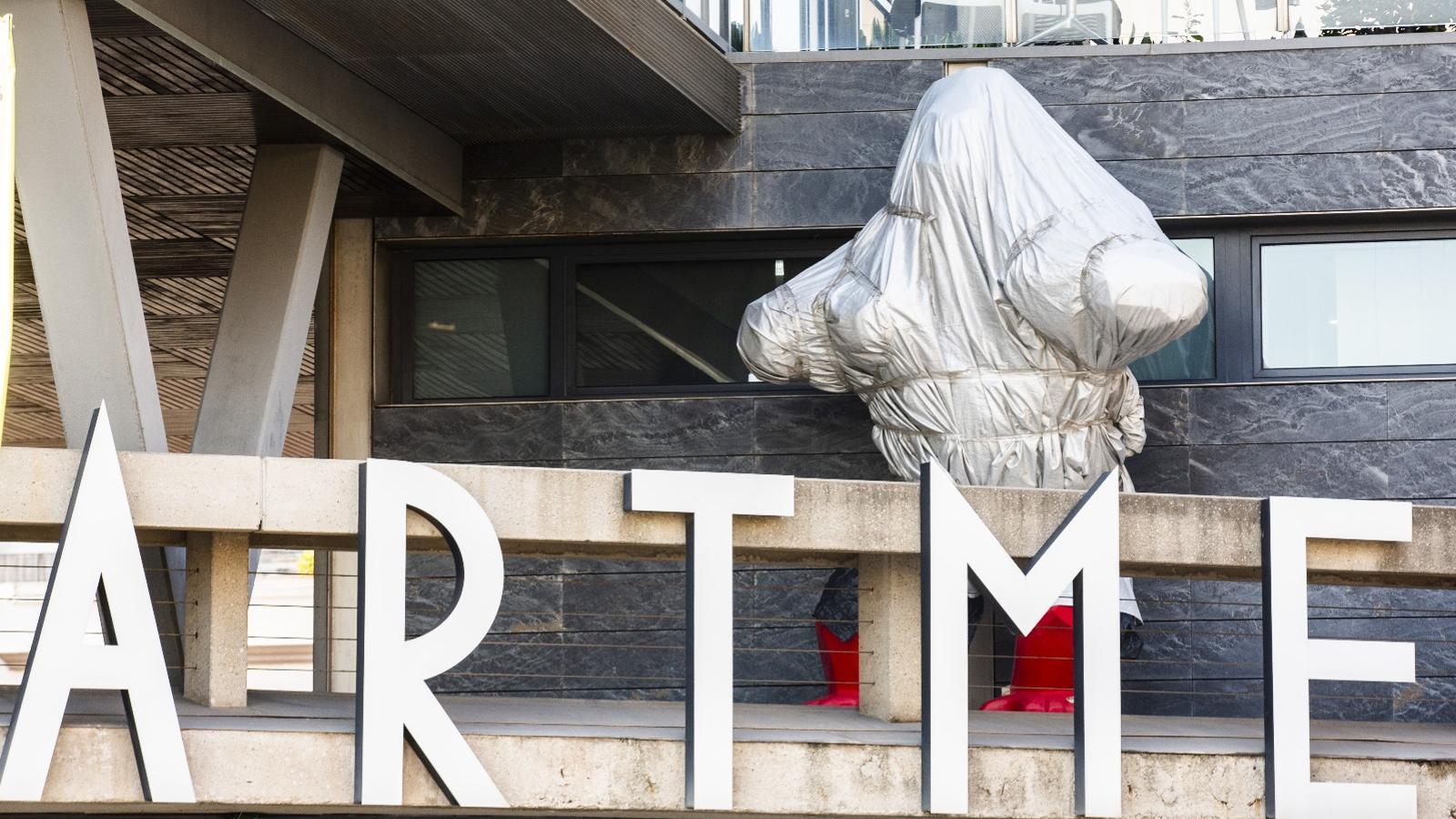 Richard Orlinski's sculpture 'Wild Kong', displayed at the Cosmo Apartments in the Sants neighborhood, is covered with a tarp following City Council sanctions.