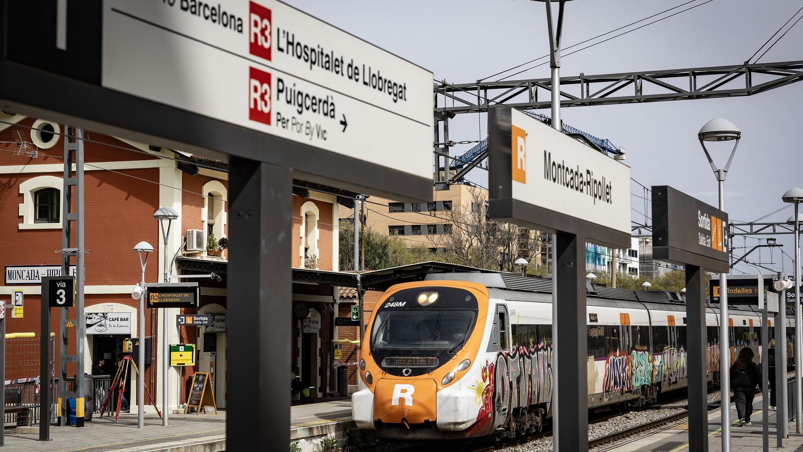 A train at Montcada-Ripollet station on the R3 commuter line.