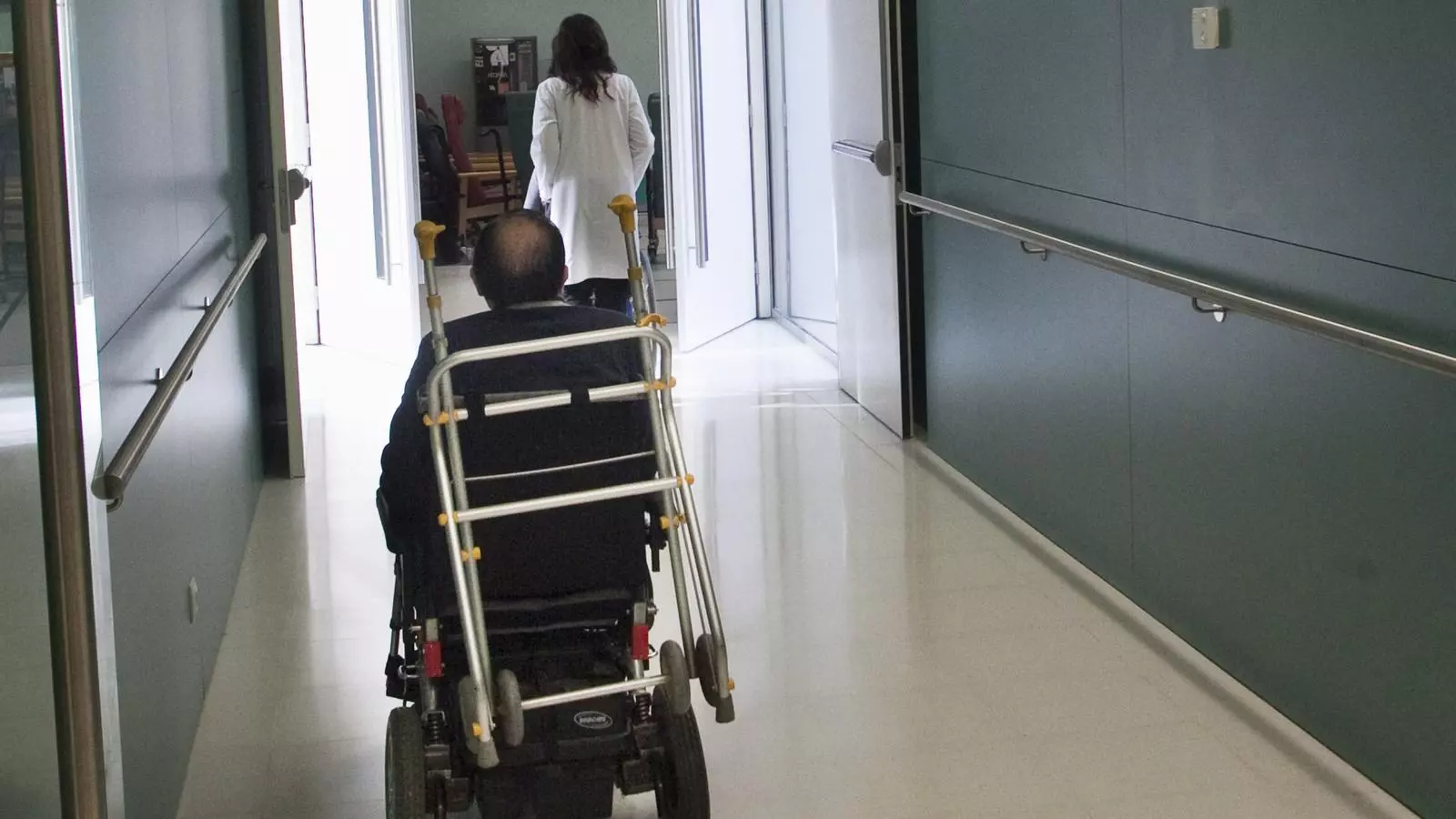 Un pacient al passadís del CemCat, Centre d'Esclerosi Múltiple de Catalunya al recinte Vall d'Hebron