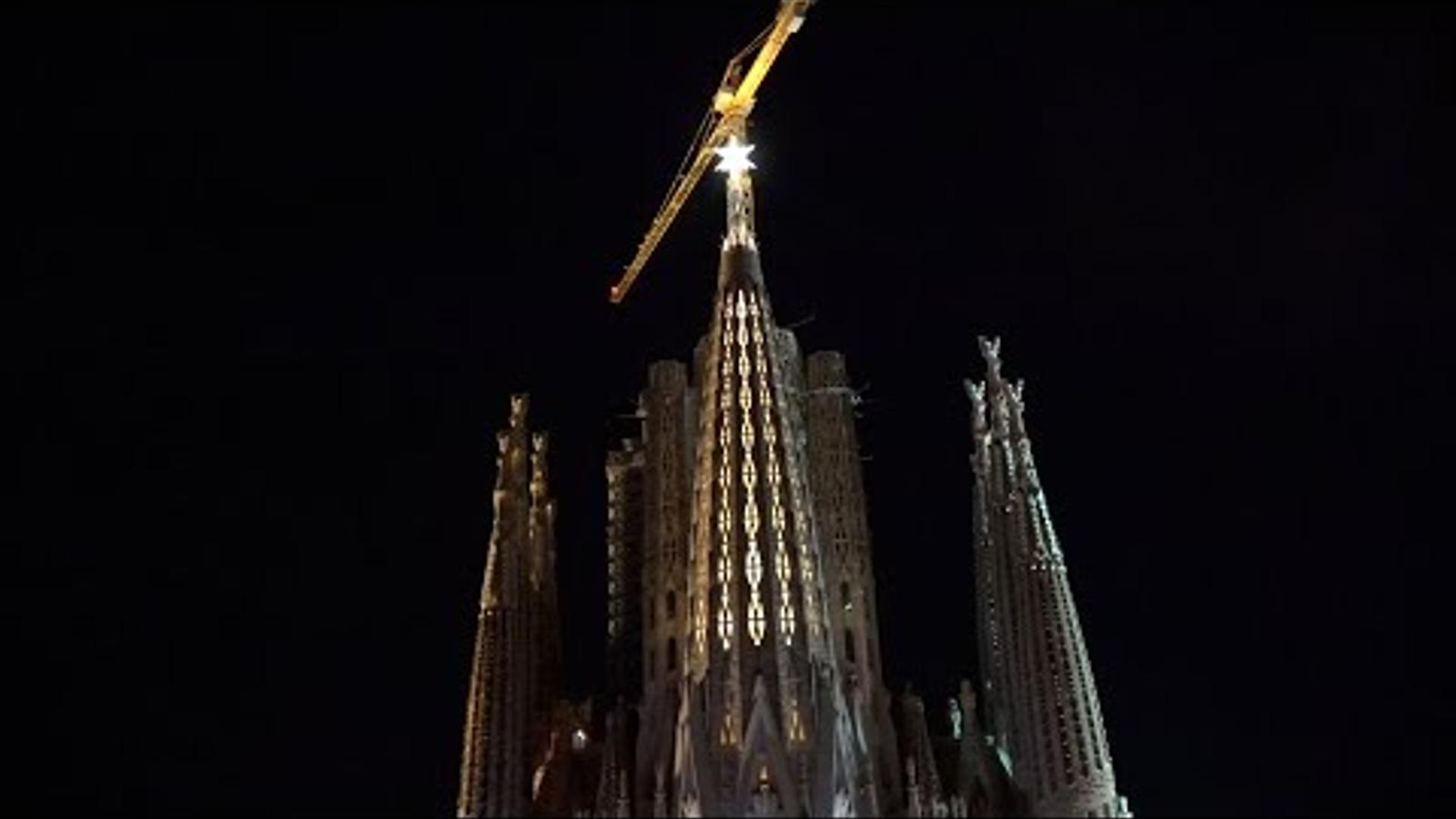 La torre de la Mare de Déu de la Sagrada Família ja il·lumina el cel de Barcelona