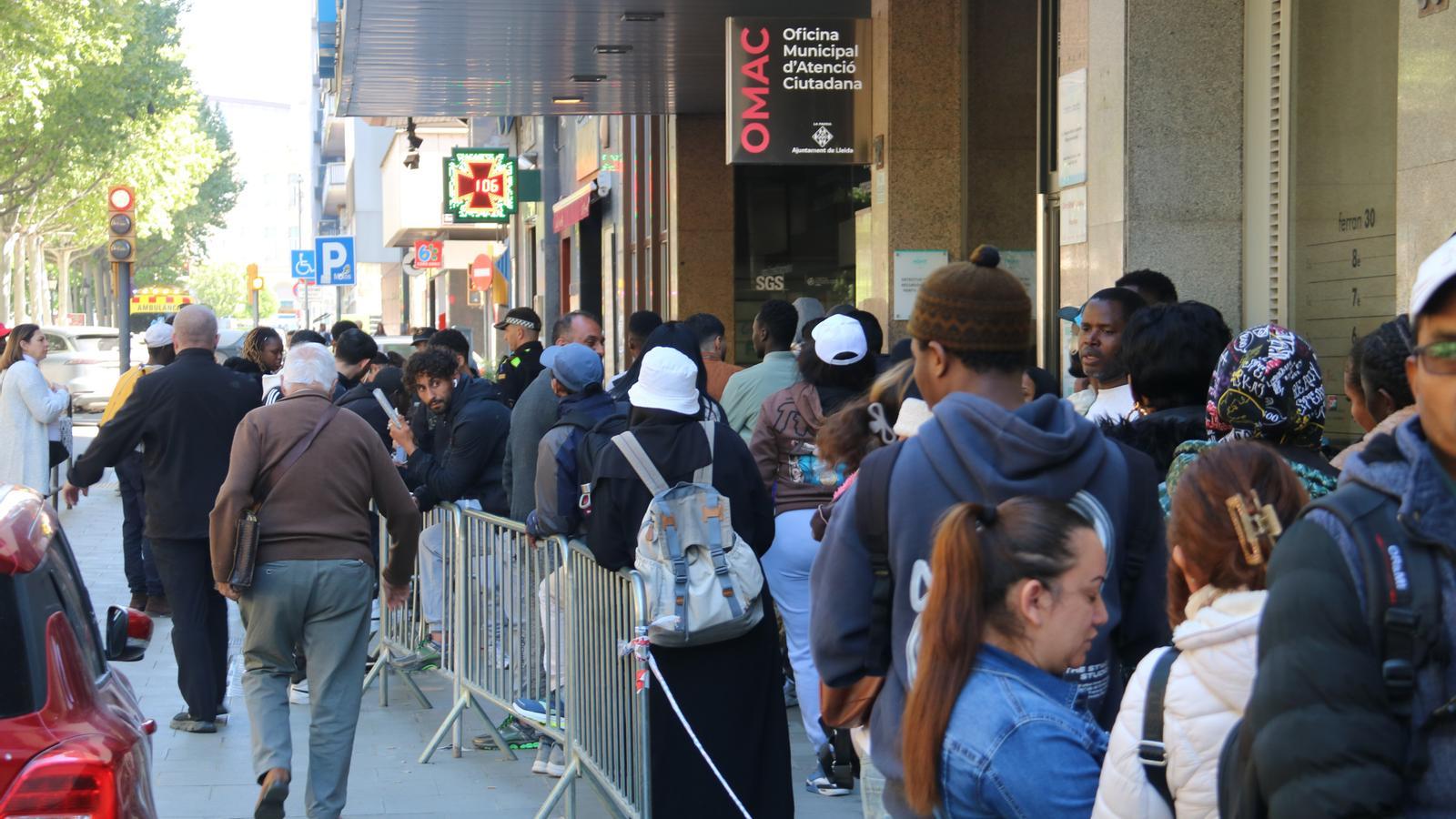 Personas haciendo cola para acceder a la Oficina Municipal de Atención Ciudadana (OMAC) de Lleida