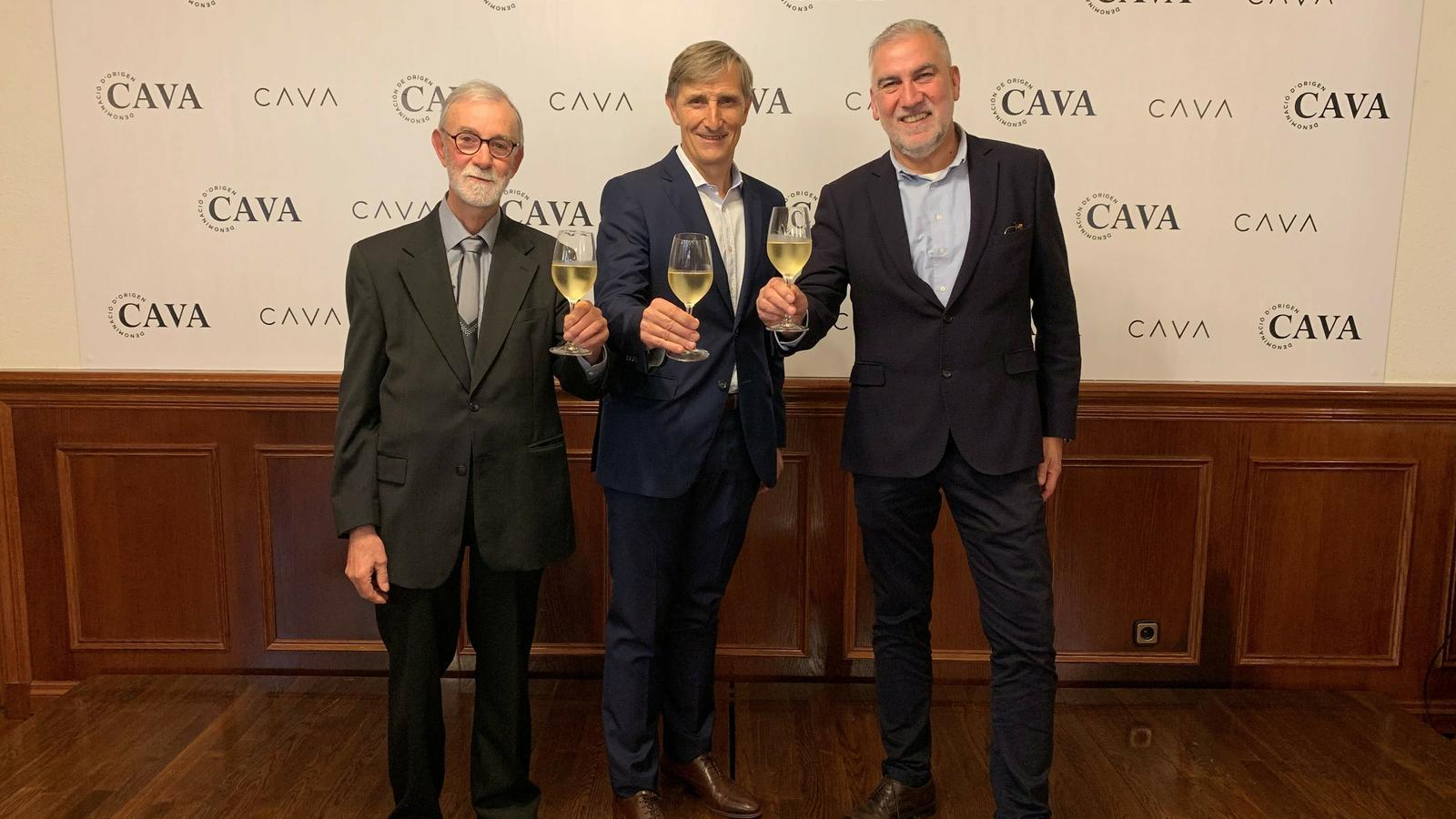 D’esquerra a dreta, el president de PimeCava, Pere Guilera, el president de la DO Cava, Javier Pagés, i el president de l'Institut del Cava, Damià Deàs.