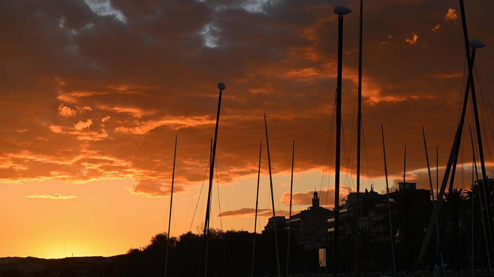 Puesta de sol rojiza en El Masnou.