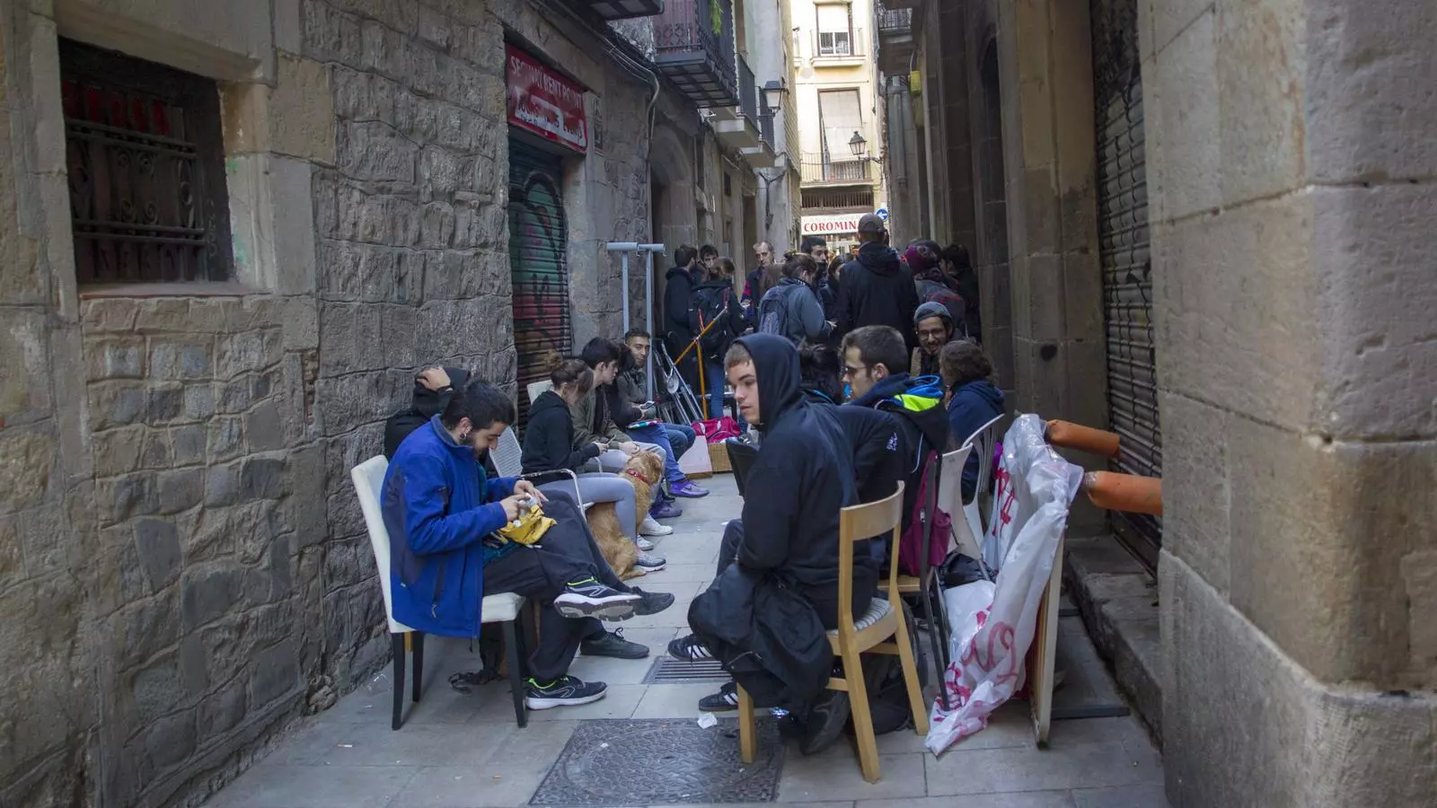 Veïns concentrats al carrer Correu Vell/ JORDI ROVIRALTA