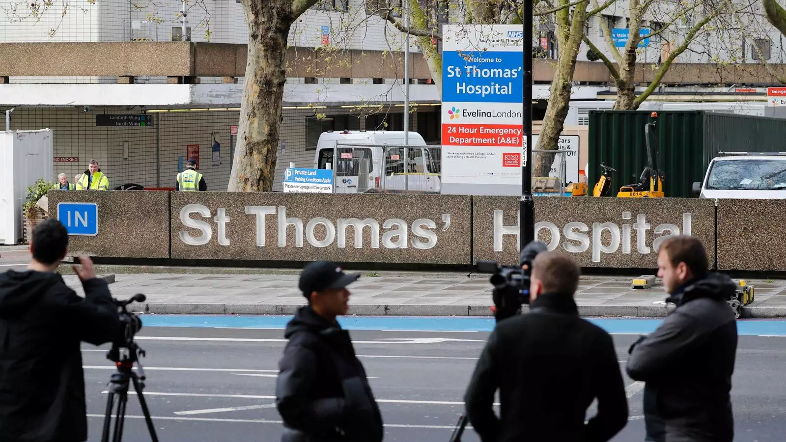 Un grup de càmeres de diferents cadenes de televisió s'apleguen al davant de l'hospital St Thomas, del centre de Londres, on es troba ingressat Boris Johnson