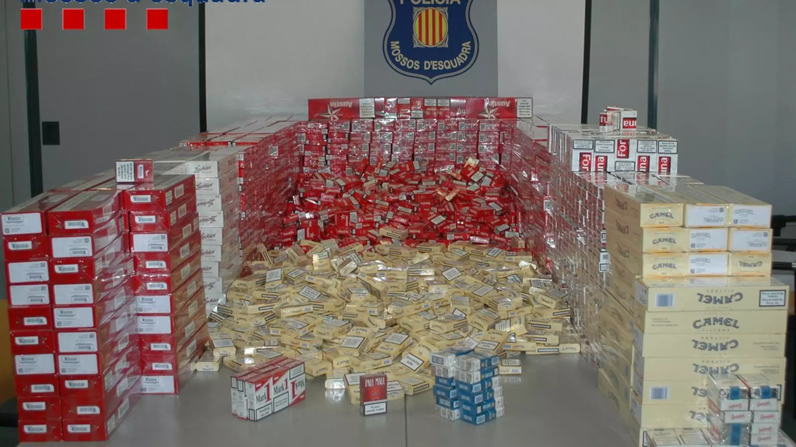 Els 7.700 paquets de tabac localitzats sense el segell-timbre de la hisenda espanyola que, presumptament, havien estat adquirits hores abans a Andorra / ACN