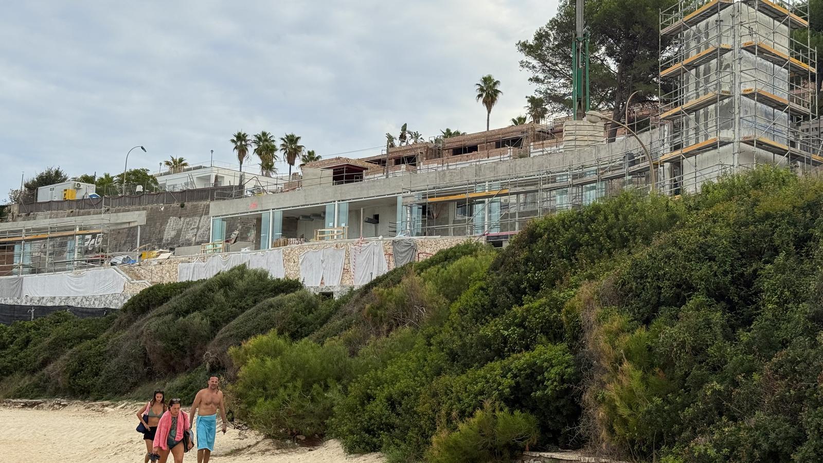 El club de playa de Cala Mendia, en construcción.