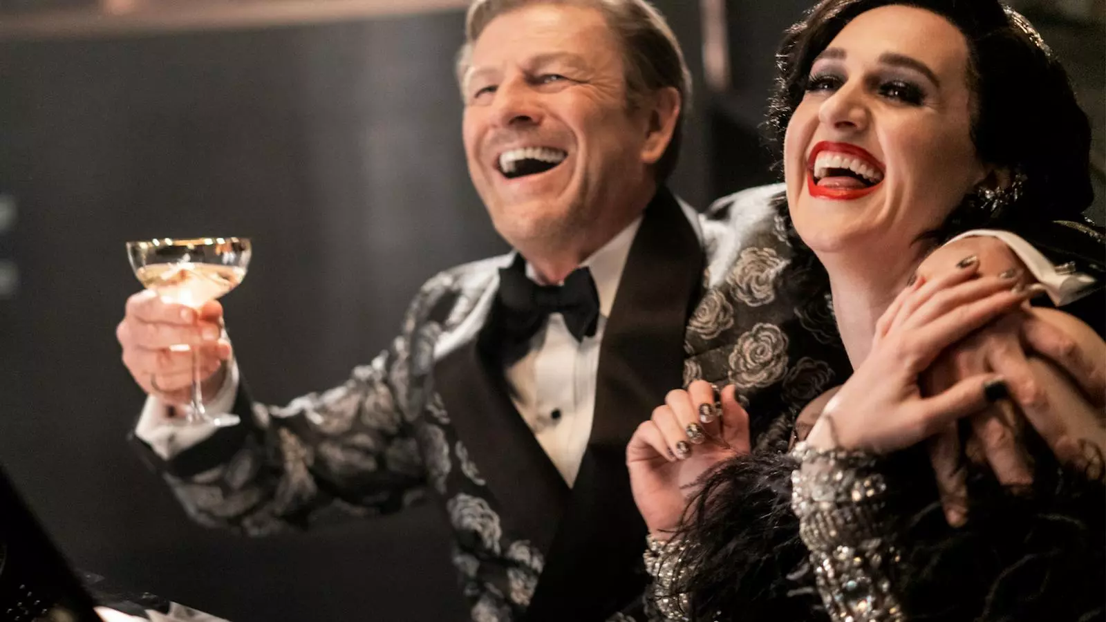 Sean Bean i Lena Hall, en un episodi de 'Snowpiercer'