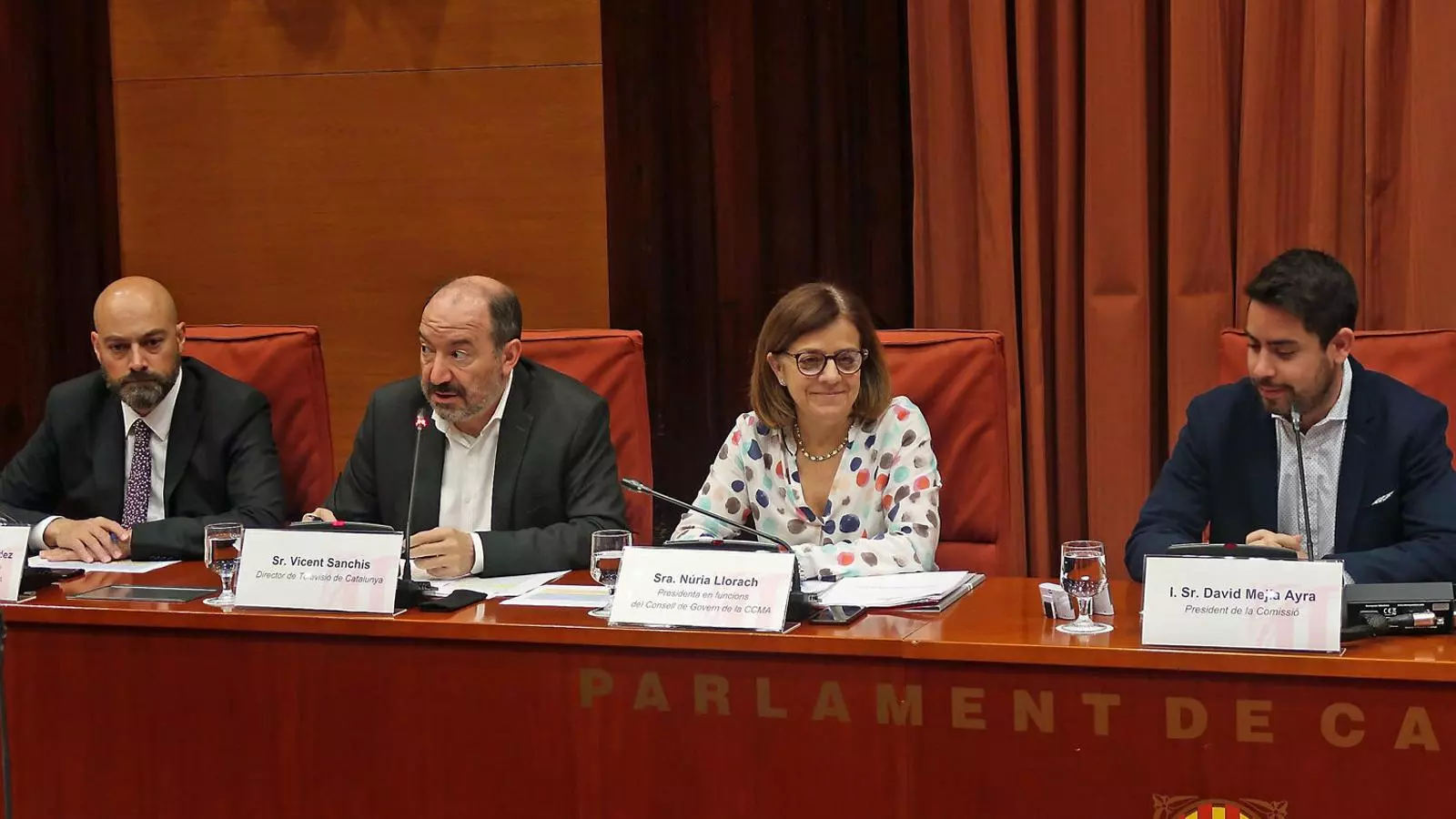 El director de TV3, Vicent Sanchis, i la presidenta en funcions de la CCMA, Núria Llorach, durant la seva compareixença d’ahir a la comissió de control al Parlament.