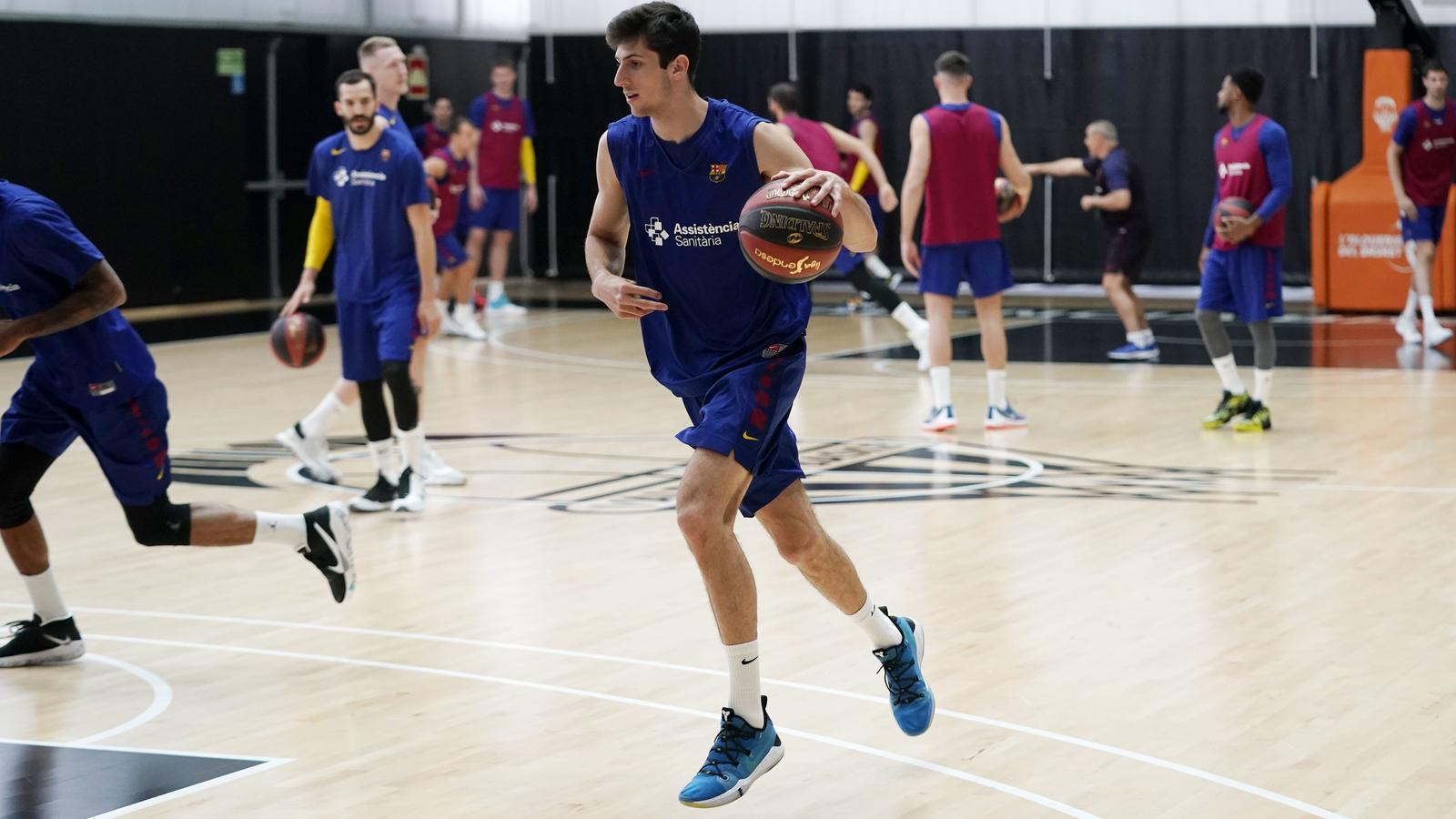 Leandro Bolmaro durant un entrenament del Barça a València