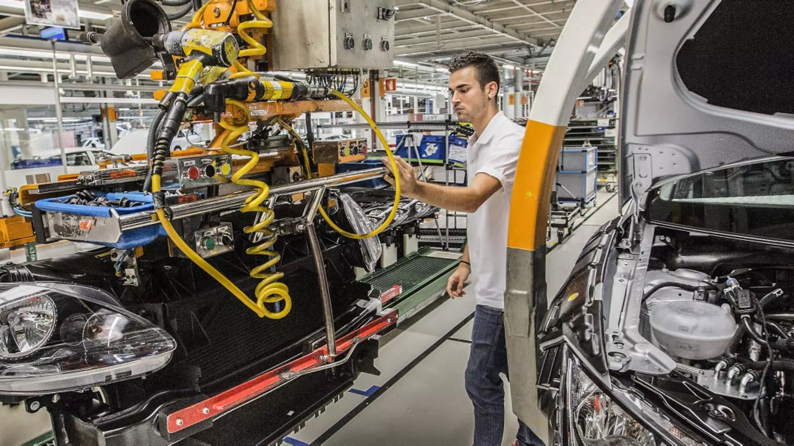 Un dels treballadors de la planta de l’automobilística Seat a Martorell, una de les principals empreses del sector industrial a Espanya.