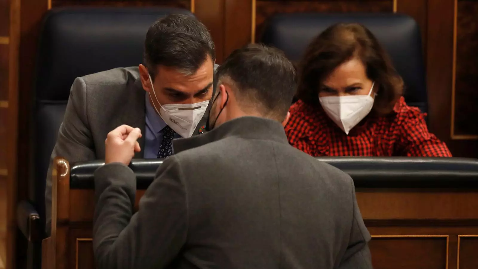 Pedro Sánchez i Carmen Calvo parlant amb Gabriel Rufián a l'hemicicle del Congrés dels Diputats.