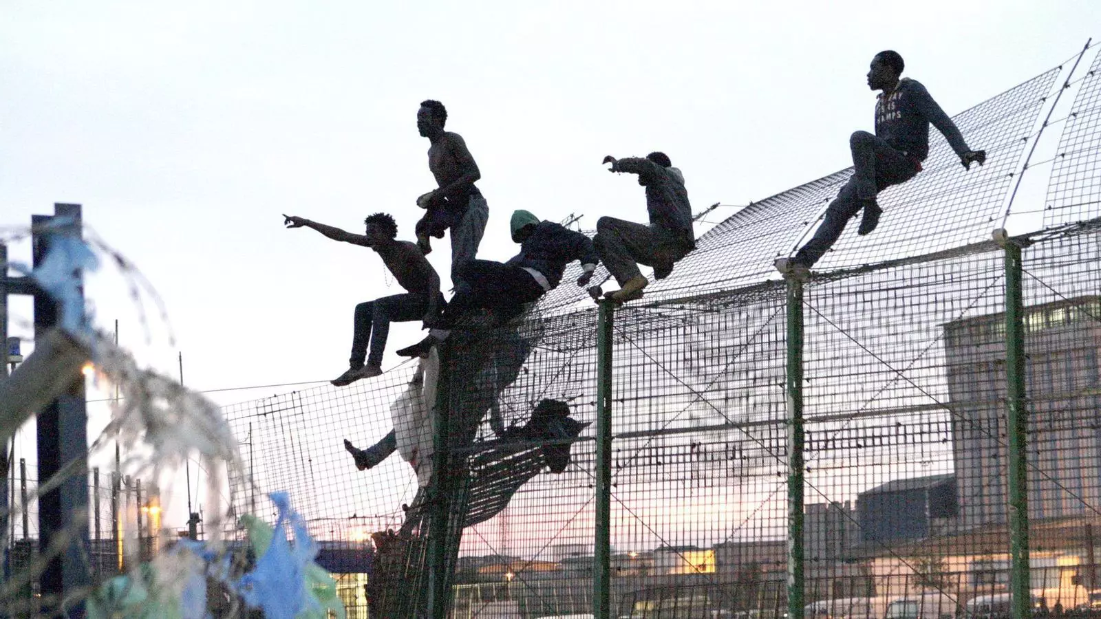 Centenars d'immigrants intenten entrar a Melilla i diversos s'enfilen a la tanca / EFE