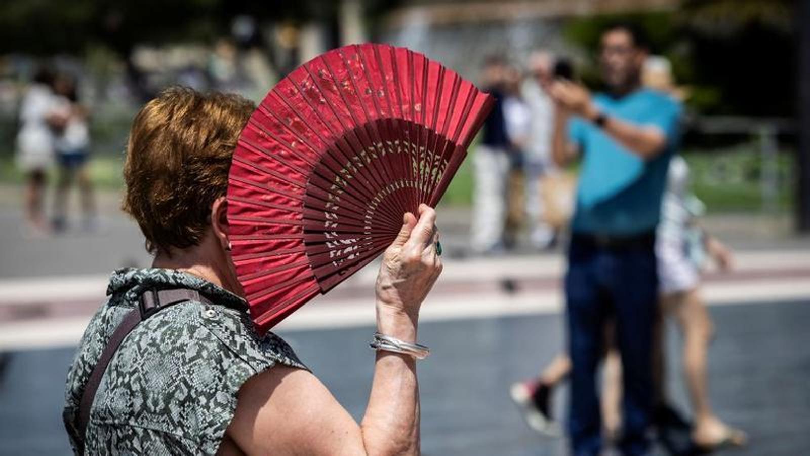 El aire acondicionado ya no es un lujo, como no lo es desde hace muchos años la calefacción", escribe Empar Moliner.