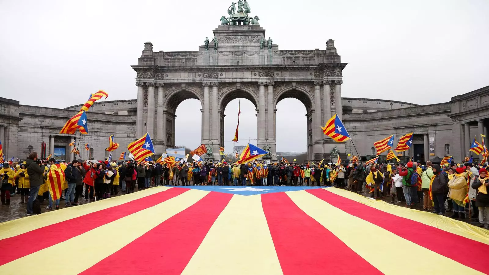 L'arc del triomf del Parc del Cinquantenari ple de catalans i amb una estelada gegant