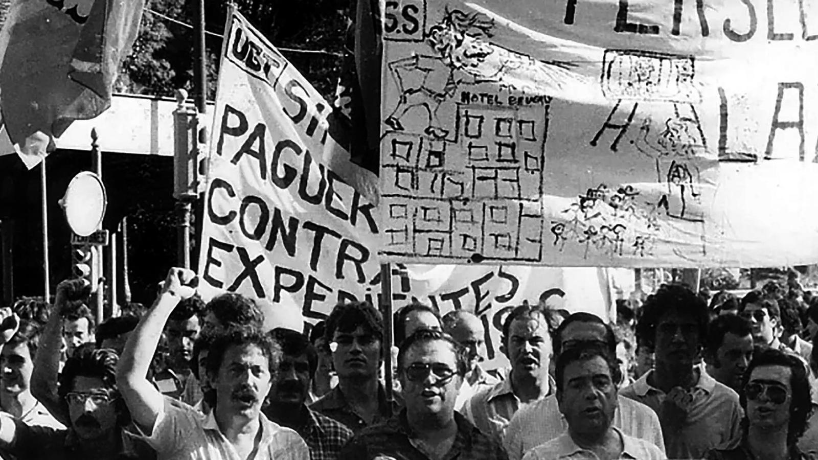 Manifestación en Calvià contra el paro estacional (en la cabecera, de izquierda a derecha, Pep Vílchez, Manuel Cámara, Francesc Obrador, Bartolomé Pericás y José Antonio Pérez).