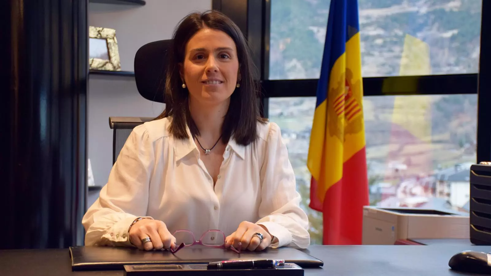 La cònsol major d'Encamp, Laura Mas, al despatx de la cinquena planta del comú. / T. N. (ANA)