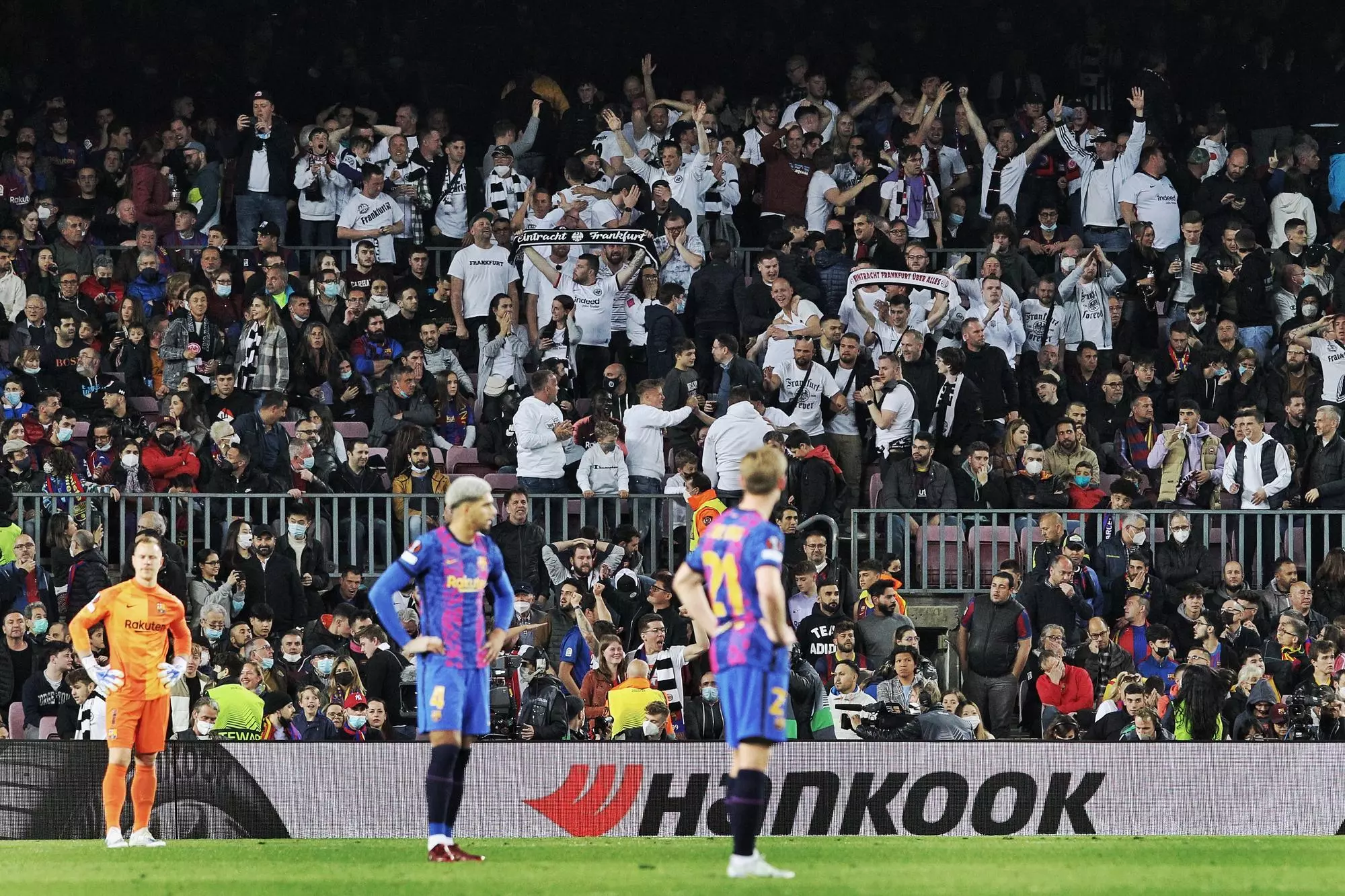 Aficionats de l'Eintracht, a la graderia del Camp Nou