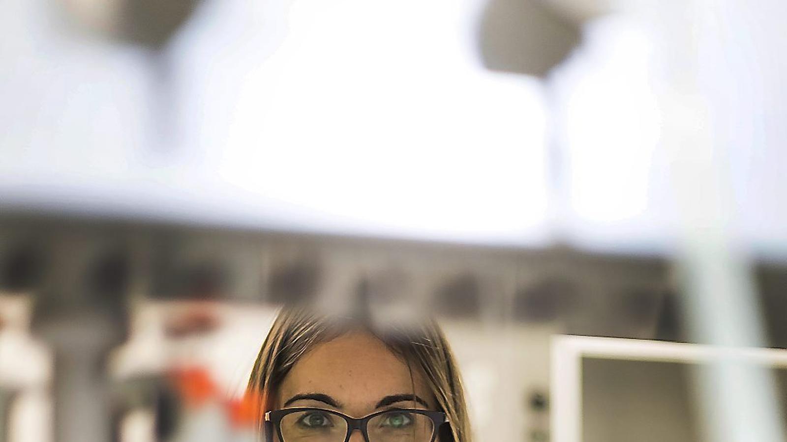 Rosa Artells fa els anomenats tests genètics de lesions esportives  en un laboratori situat al Parc Científic.