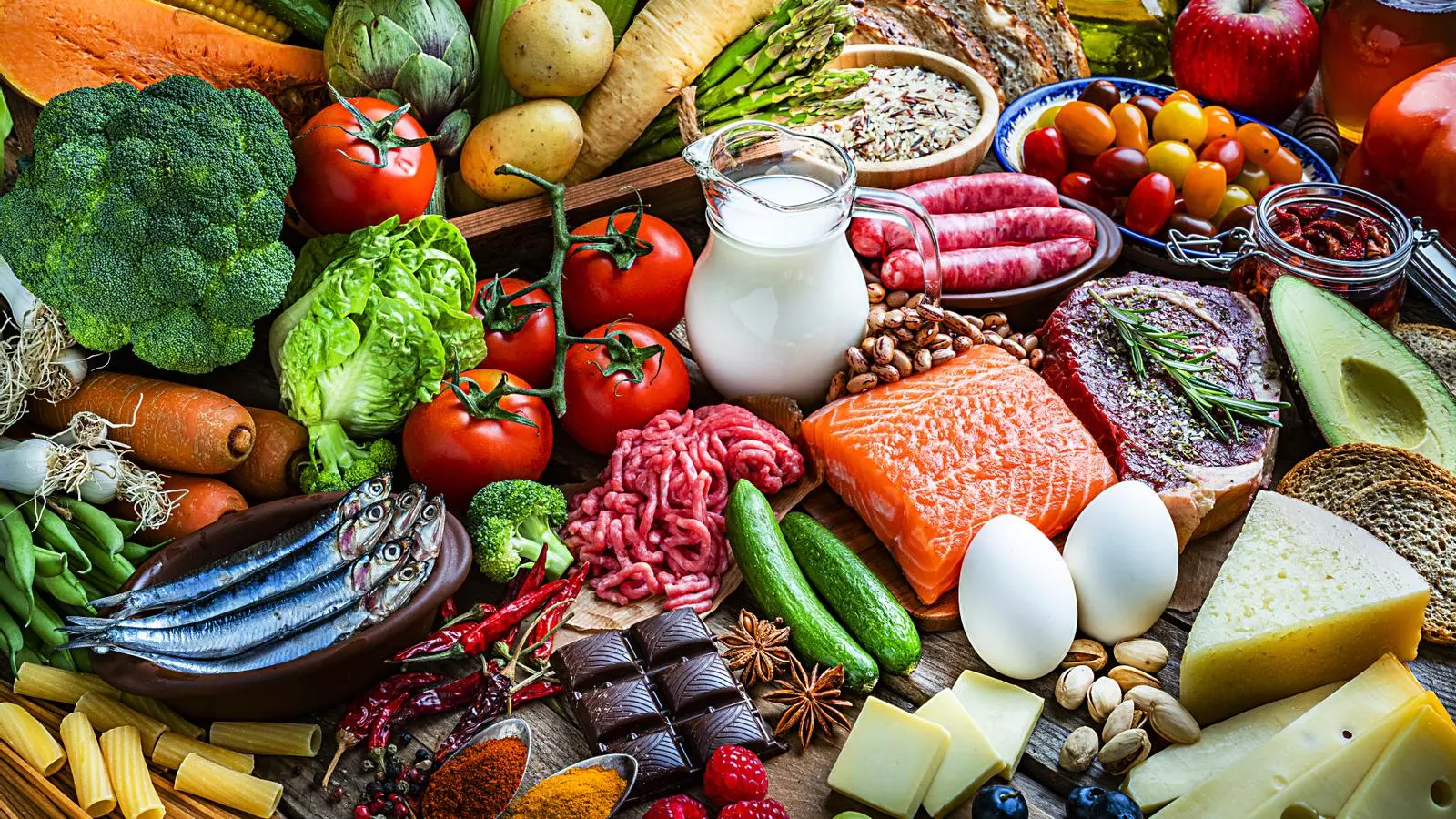 Diversos aliments sobre una taula
