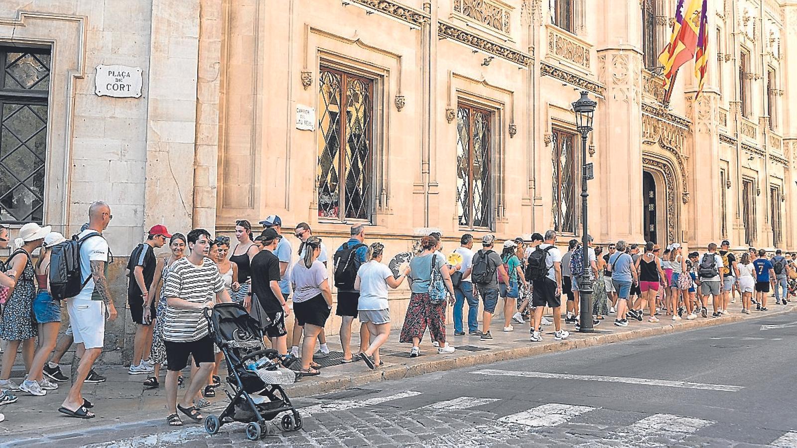 Tourists in front of the headquarters of the Consell de Mallorca on a random August day.