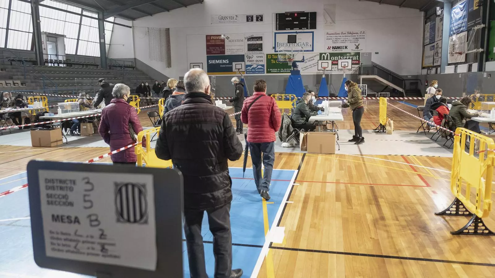 Imatge de un colegio electoral de Cornellà de Llobregat a las pasadas elecciones del 14 de febrero.