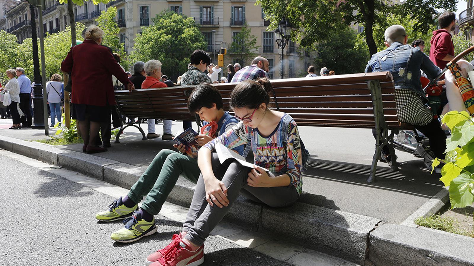 Unos chicos leyendo en la calle