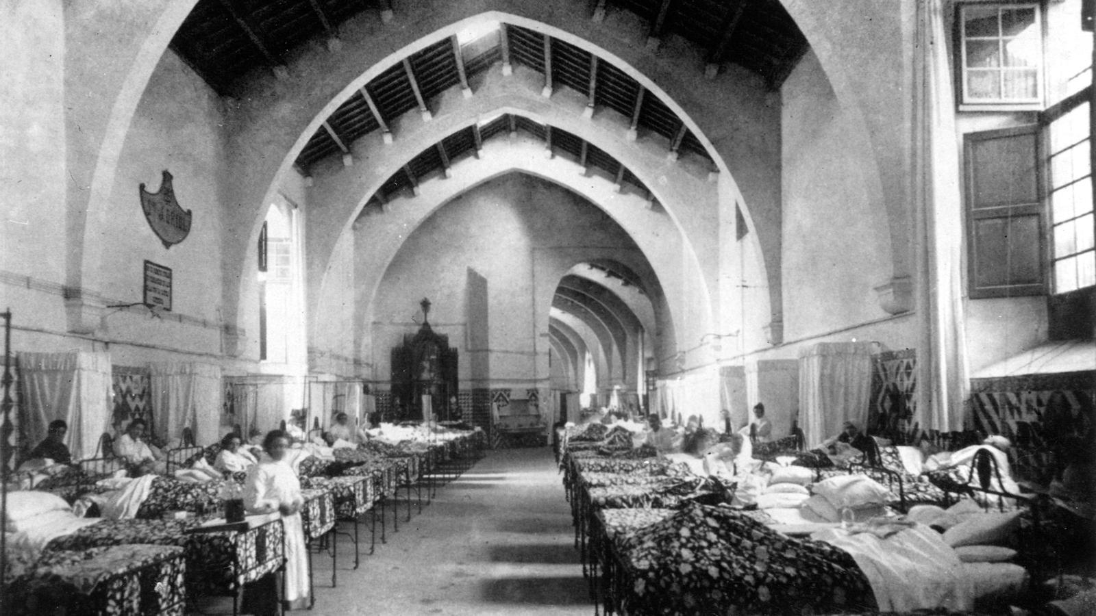 Los interiores del antiguo Hospital de Santa Creu en el Raval en 1915