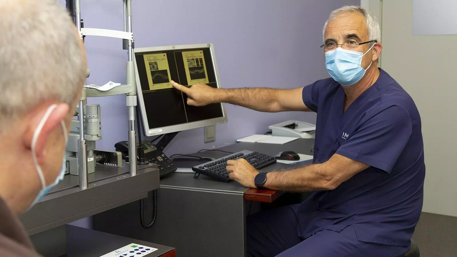 El doctor Rafael Navarro en plena consulta