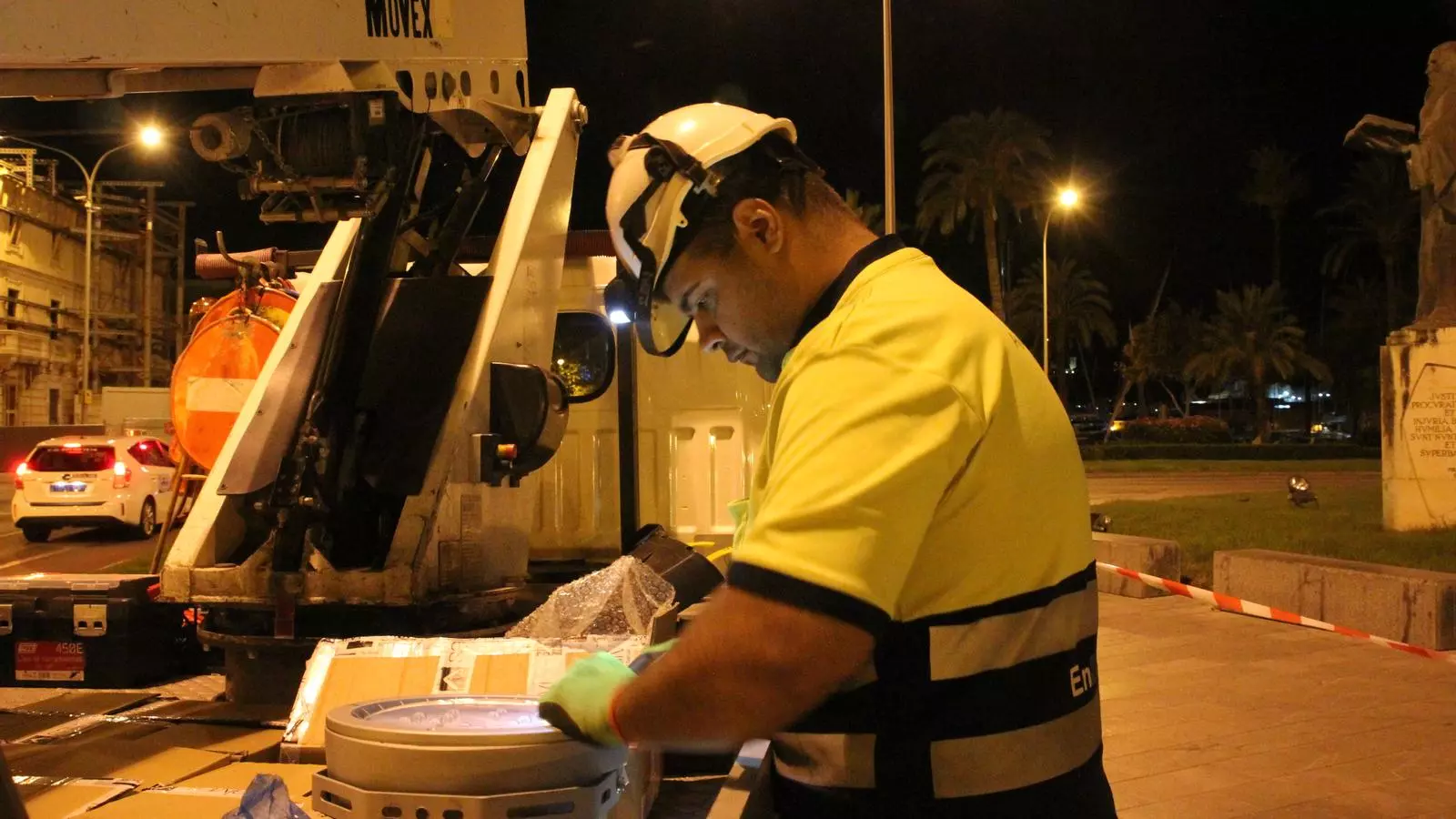 Un treballador durant el canvi de l'enllumenat
