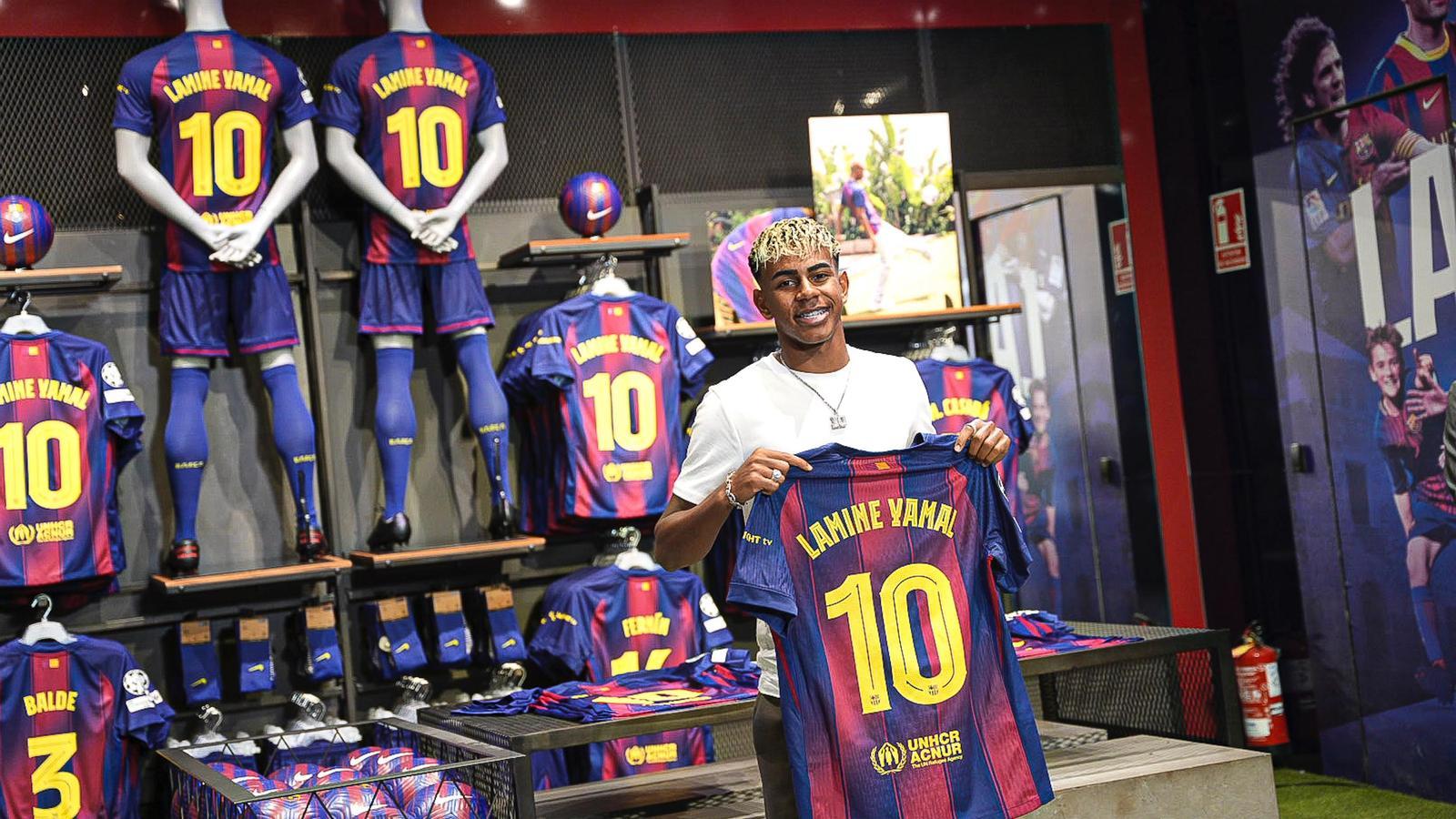 Lamine Yamal posing with Barça's number 10 shirt.