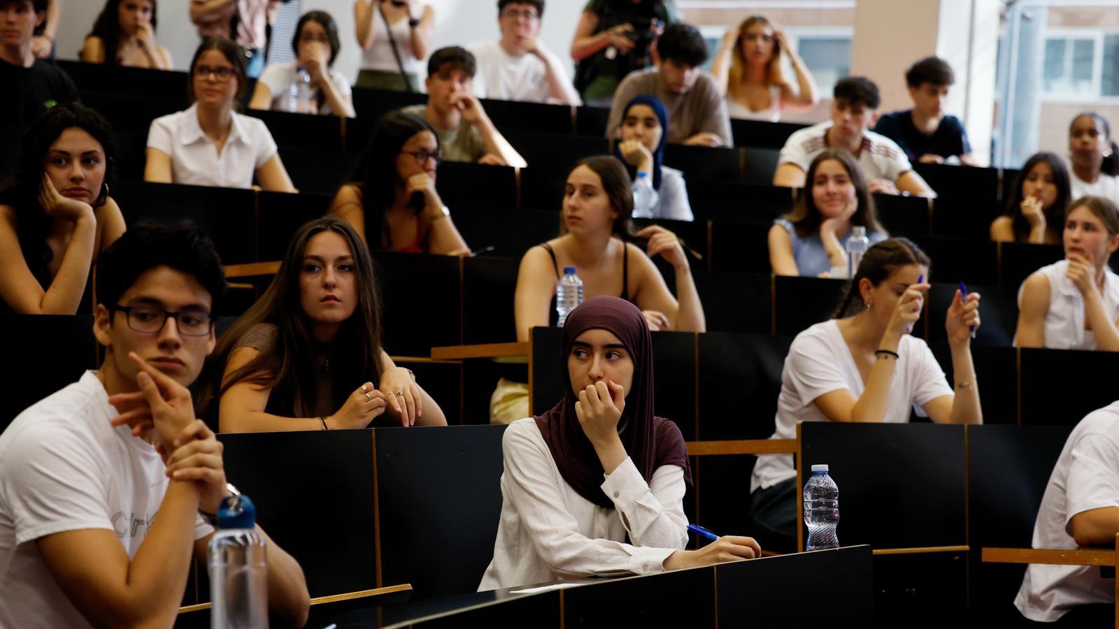Estudiantes haciendo la selectividad en la Universitat Pompeu Fabra