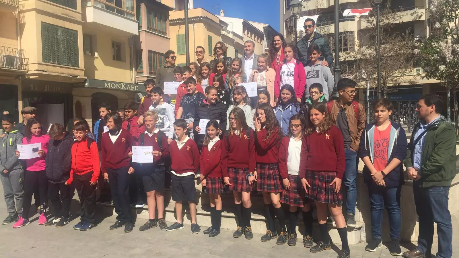 Els estudiants tots junts en sortir de l'Ajuntament després de recollir les autoritzacions pel fer el seu mercat.