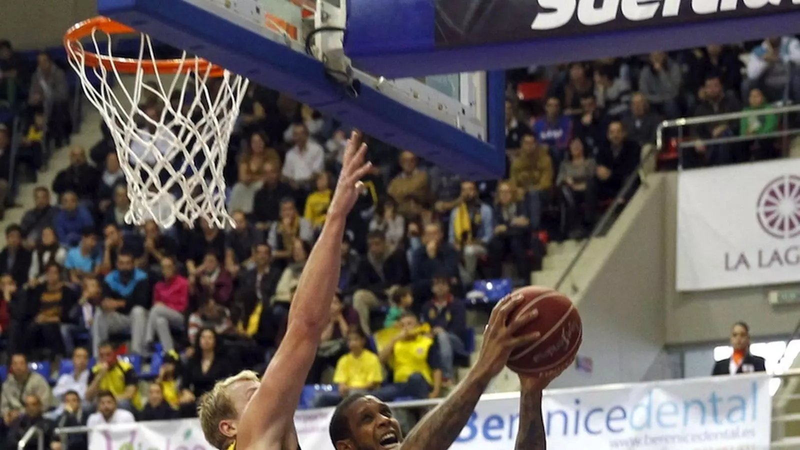 Betinho Gomes intenta la cistella davant l'oposició de Luke Sikma, durant l'Iberostar Tenerife - MoraBanc Andorra / CRISTÓBAL GARCÍA / EFE