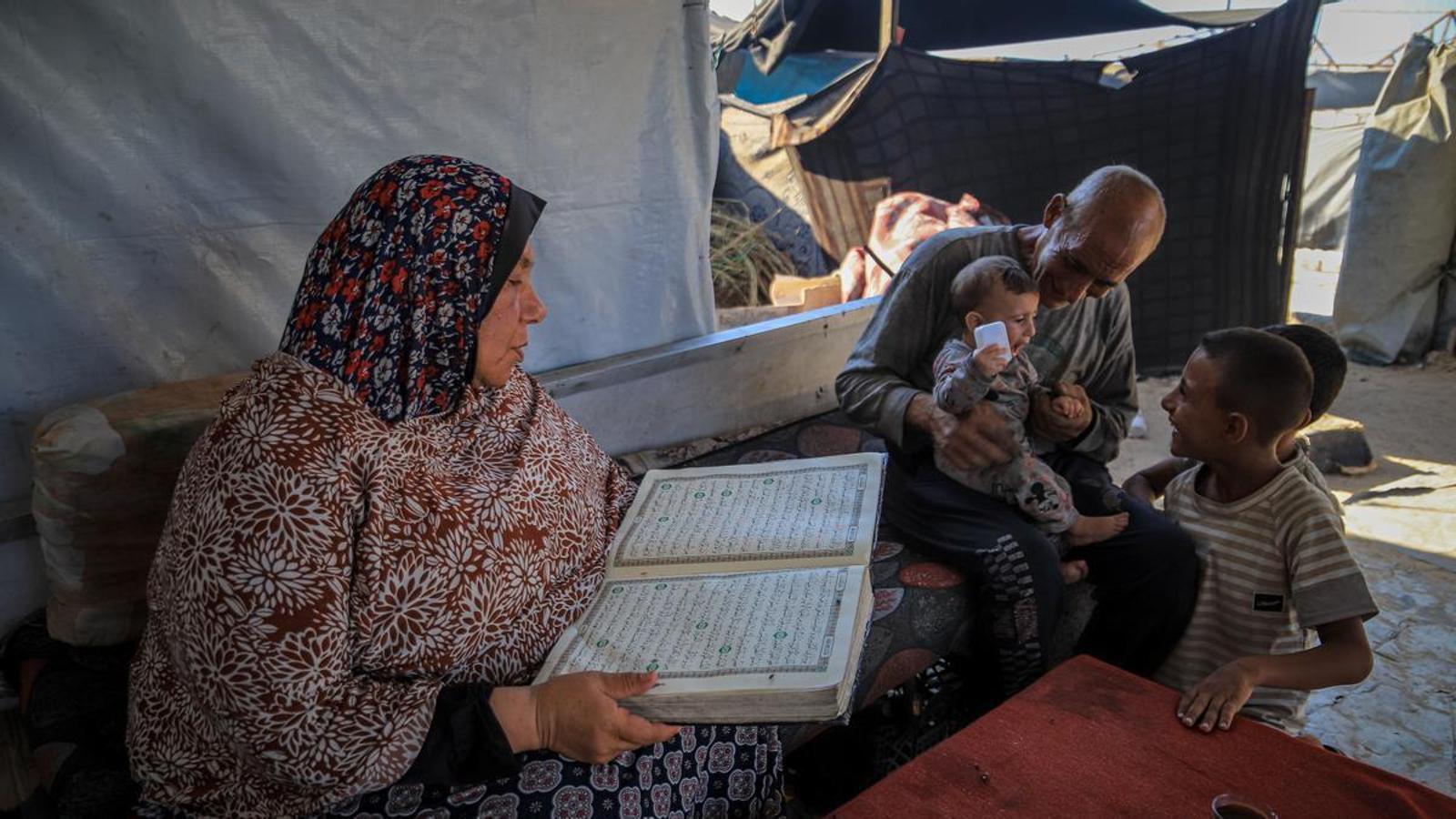 Abu Obaida, con su mujer y algunos de sus nietos, dentro de la tienda de campaña donde vive actualmente parte de la familia.