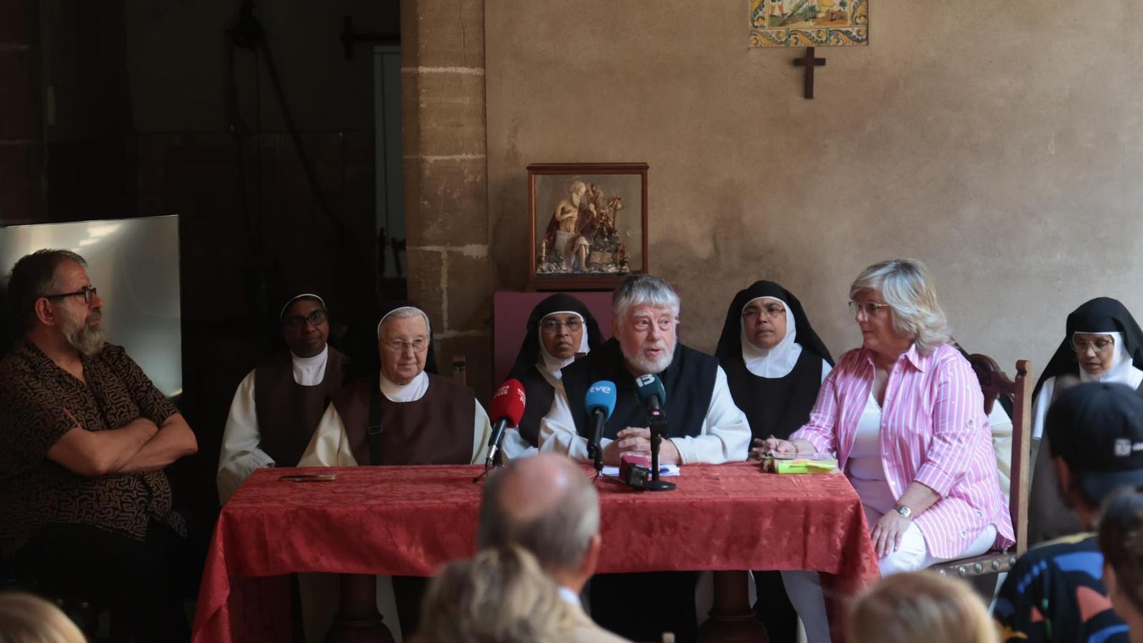 L'advocada de les monges jerònimes, Maria Pilar Rosselló, acompanyada de les monges i el restaurador, Pere Terrassa