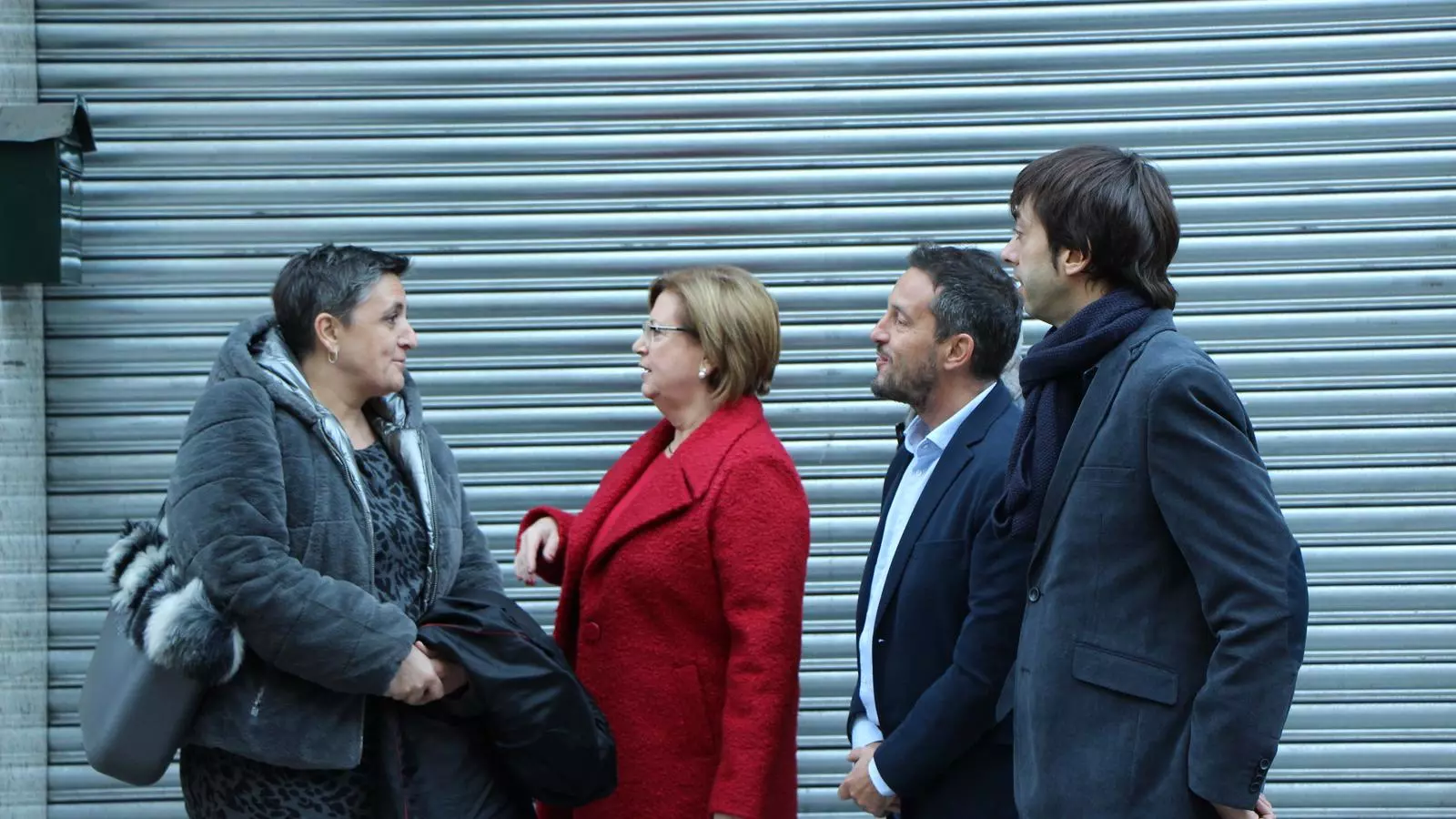 Els números 1, 2 i 3 de la llista del PS+I a la capital, Dolors Carmona, Sergi González i Lídia Samarra amb el president del grup parlamentari socialdemòcrata, Pere López, a Ciutat de Valls. / M. F.